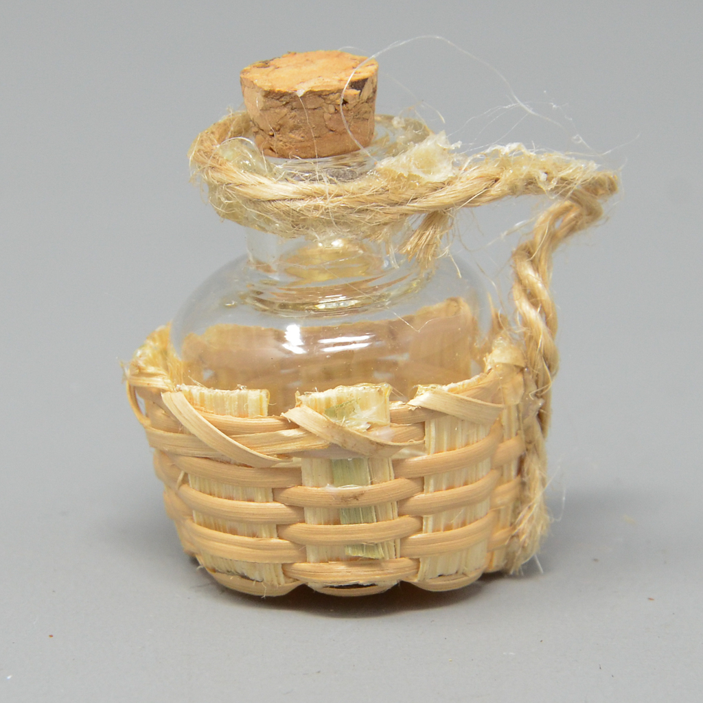 Flasche in Körbchen